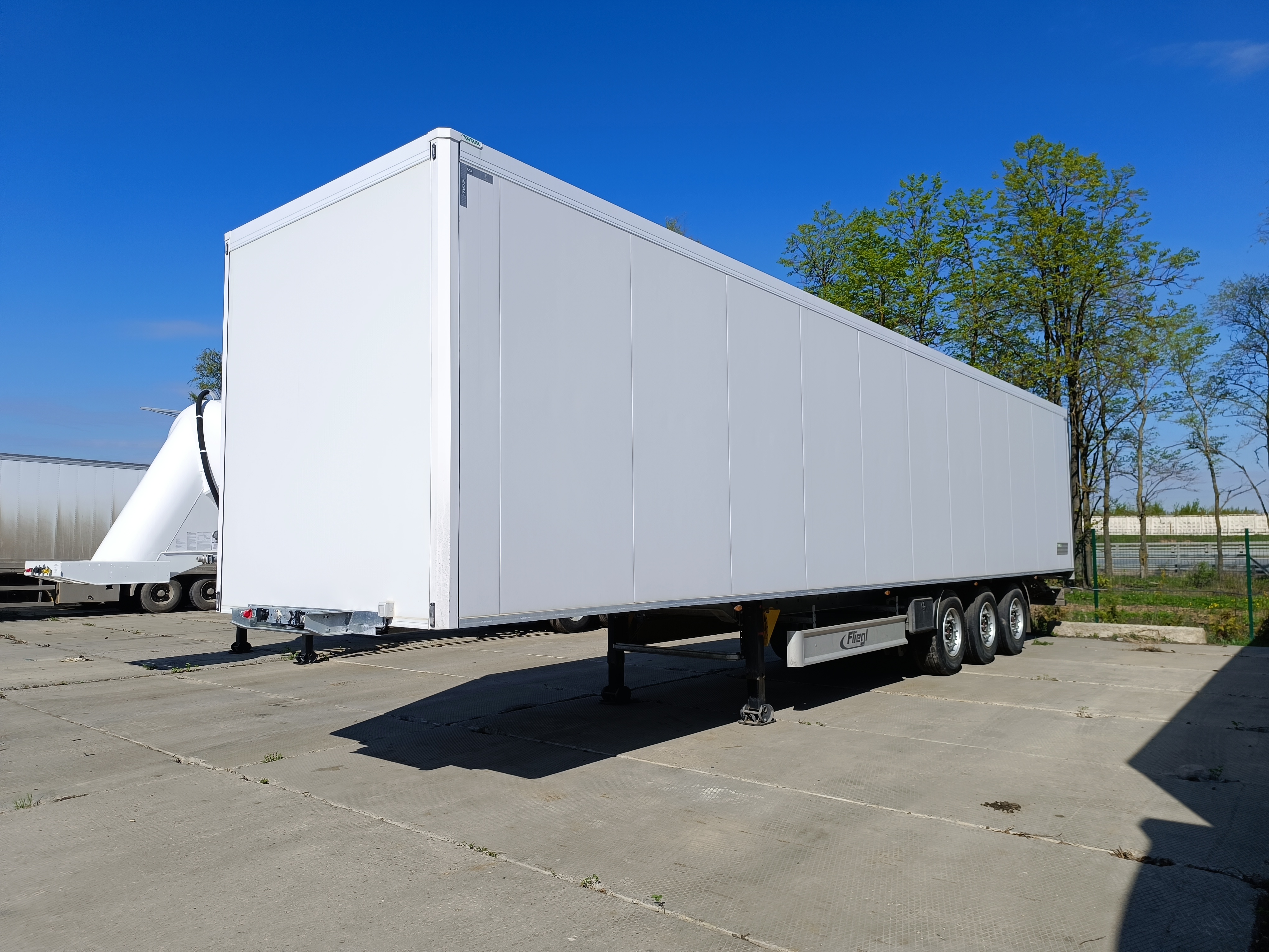 Изотермический полуприцеп КУПАВА 93FL00 (93FL3) на шасси FLIEGL (Германия)