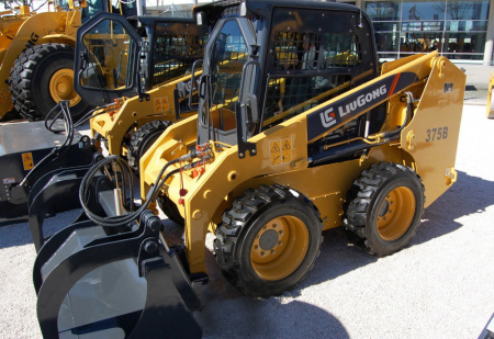 Мини погрузчик LiuGong CLG375B 1000 кг детальное фото - смотреть и выбрать в Spec-Trucks Мини погрузчик LiuGong CLG375B 1000 кг детальное фото - Spec-Trucks