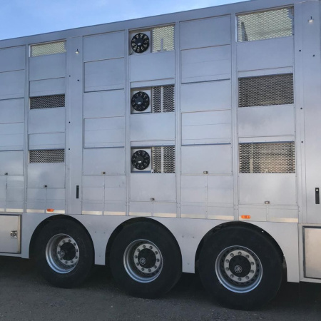 Полуприцеп скотовоз БАЛТСПЕЦМАШ БСМ 94531 с подъемными полами детальное фото - Spec-Trucks