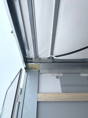 Шторно-бортовой полуприцеп FLIEGL SDS 350 с кониками детальное фото - Spec-Trucks